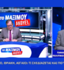 Ο Παναγιώτης Αποστόλου στην εκπομπή «Το Μαξίμου Ακούει» συζητά για μεταναστευτικό, Θράκη και Αιγαίο σε τηλεοπτικό στούντιο.