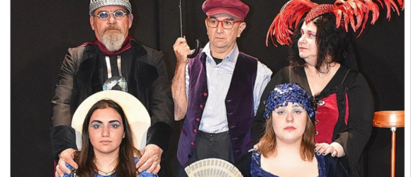 Σκηνή από τη θεατρική παράσταση «Η Δημοκρατία με το Μάτι του Λυγκέα» με ηθοποιούς σε σουρεαλιστικά κοστούμια και έντονα θεατρικά στοιχεία